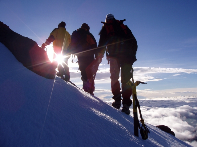 En la nieve con la puesta de sol